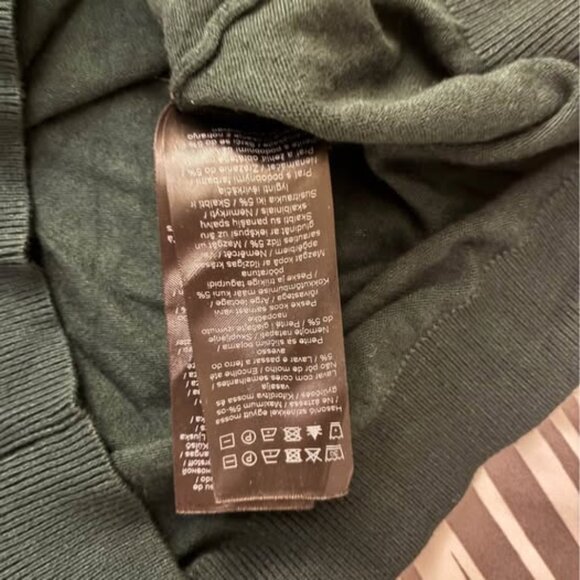 Forest green ruffle collar top perfect for the holidays - Picture 3 of 4